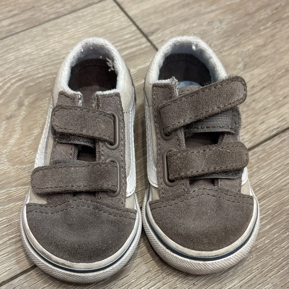 Vans Kids Sneakers in Gray and White size 5